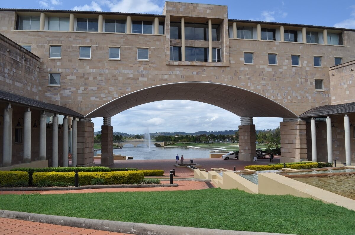 邦德大学大学春季入学申请时间,开学时间是几月? 申请方