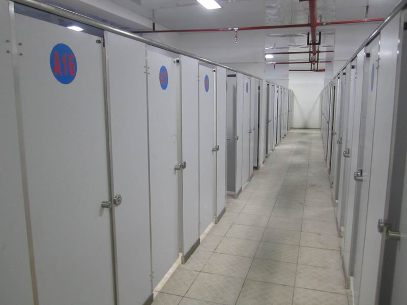 前些年有学生抗议过. 紫荆公寓有澡堂(有一个一个隔间)可以洗热水澡.