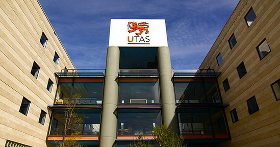 不仅如此,学校有中外合作办学的项目,已经先后与 澳大利亚麦考瑞大学