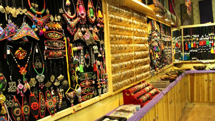 在山东工商学院周边有哪些适合女生逛的饰品店和服装店呢