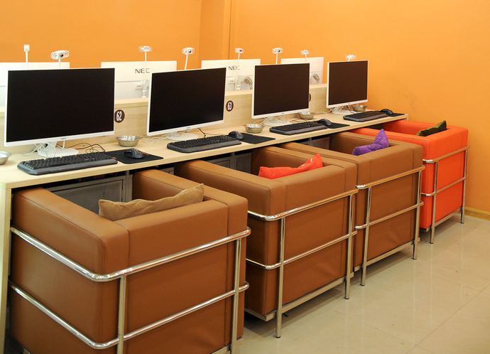 网吧,每一个宿舍都是一个小网吧啊~~ 以前经常去的是暴雪网咖,在财神