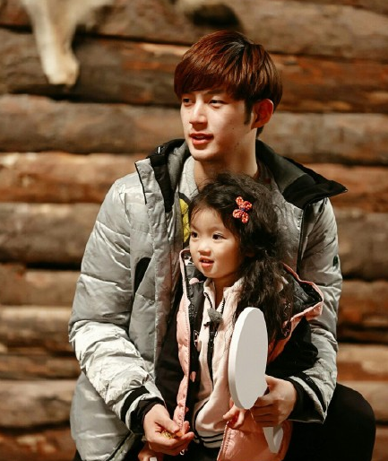 《爸爸去哪儿4》中炒董力阿拉蕾cp会给性别教育带来错误示范吗?