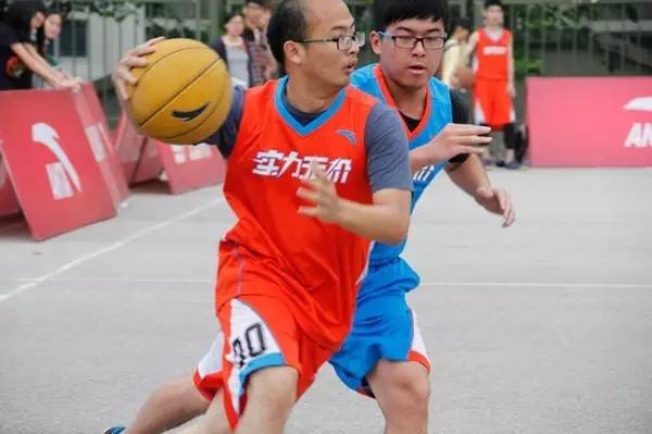 大学生平常都穿什么衣服?一直穿休闲运动装lo